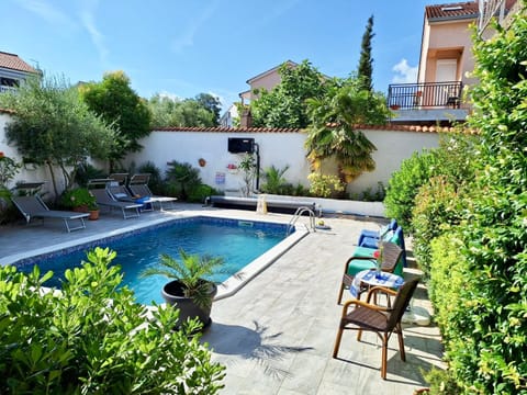 Patio, Garden, Swimming pool, sunbed