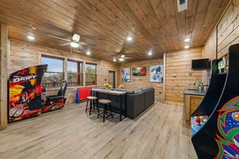Pigeon Forge Retreat - Indoor Pool,HotTub & Arcade House in Pigeon Forge