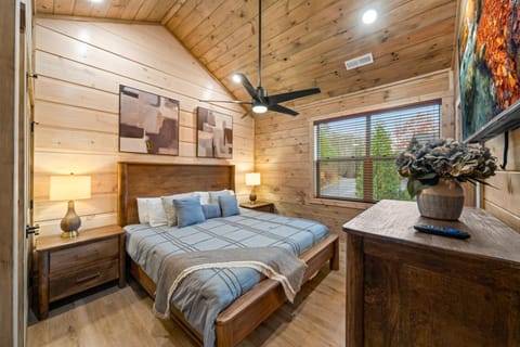 Pigeon Forge Retreat - Indoor Pool,HotTub & Arcade House in Pigeon Forge