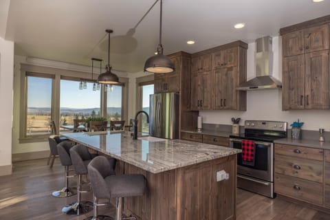 KABINO NEW Huge Views Garage Gym Room Fishing Snowmobile House in Star Valley Ranch