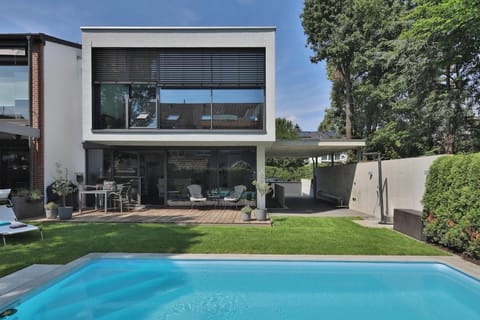 Property building, Patio, Day, Garden, Balcony/Terrace, Garden view, Pool view, Swimming pool, sunbed