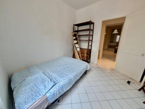 Large 2-bedroom apartment large living room with parking near train station and downtown Apartment in Grenoble