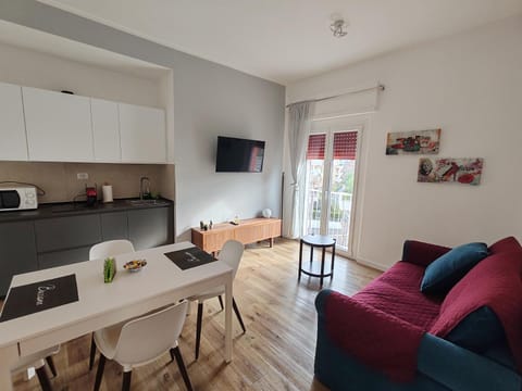 Bed, TV and multimedia, Coffee/tea facilities, Kitchen or kitchenette, Living room, Lunch, air conditioner