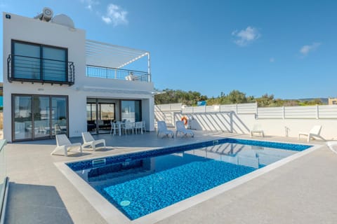Swimming pool, sunbed