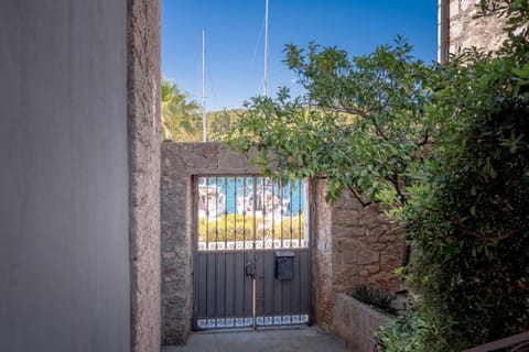 Facade/entrance, Day