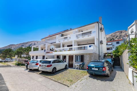 Property building, Day, Neighbourhood, Natural landscape, Street view, Location, Parking