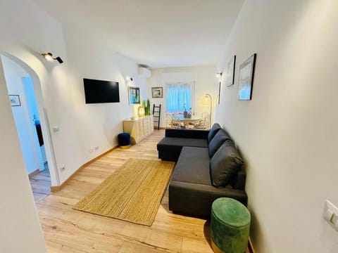 Communal lounge/ TV room, TV and multimedia, Living room, Seating area