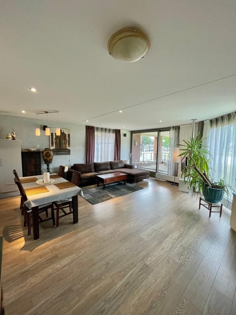 TV and multimedia, Living room, Photo of the whole room, Seating area