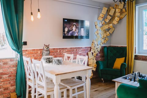 TV and multimedia, Living room, Seating area, Dining area