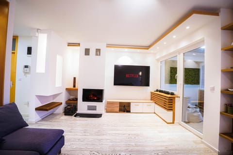 TV and multimedia, Living room, fireplace