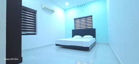 Bed, Photo of the whole room, Bedroom, towels, air conditioner