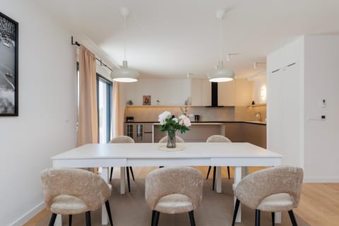 Kitchen or kitchenette, Dining area, stove