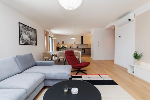 Kitchen or kitchenette, Living room, Seating area, Dining area