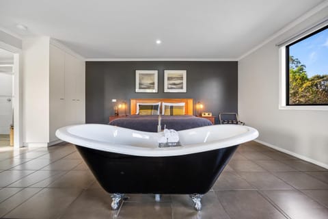 Bed, Photo of the whole room, Bedroom, Bath