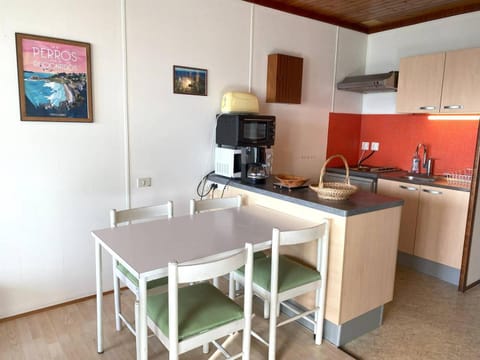 Appartement avec terrasse VUE MER plage de Trestraou à PERROS-GUIREC- Réf 904 Apartment in Perros-Guirec