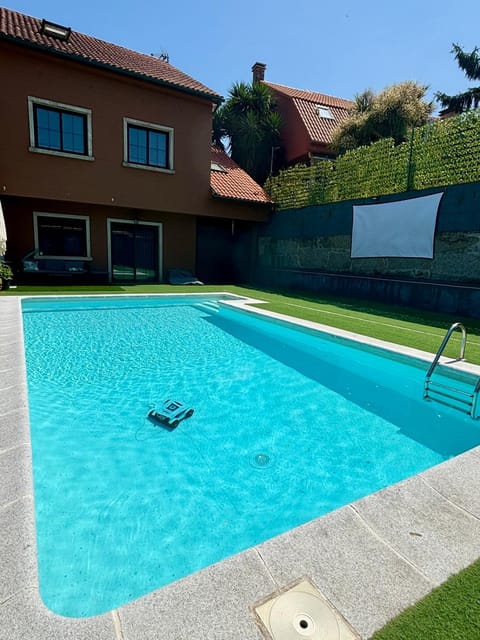 Chalet con piscina a 5 minutos de la playa House in O Salnés