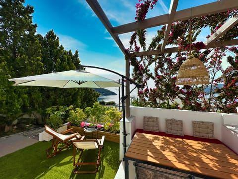 View (from property/room), Balcony/Terrace, Seating area, Sea view, sunbed