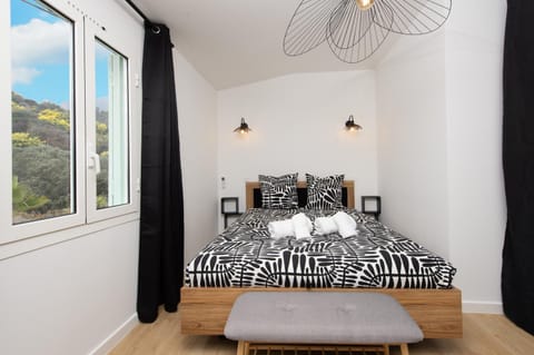 Bed, Photo of the whole room, Bedroom, towels