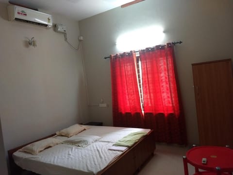 Bed, Photo of the whole room, Bedroom, internet, air conditioner