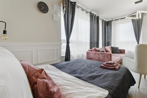 Bed, Photo of the whole room, Seating area, Bedroom, air conditioner