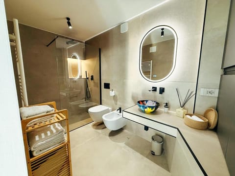 Shower, Toilet, Bathroom, towels