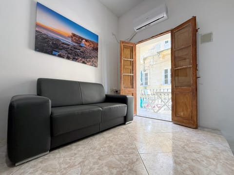 Balcony/Terrace, Living room, Seating area, air conditioner