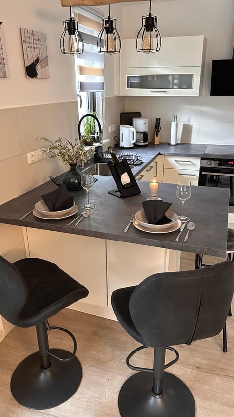 Coffee/tea facilities, Kitchen or kitchenette, Dining area