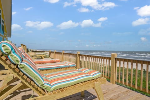 DayDreamer Beachfront w 7 Bedrooms House in Bolivar Peninsula