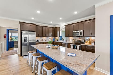 Caza Azul Luxury 4BR Getaway, Gated Community, Canal Views & Lift House in Bolivar Peninsula