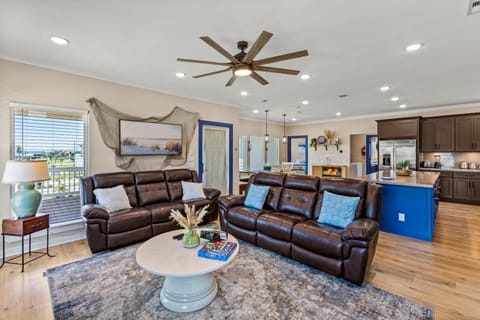 Caza Azul Luxury 4BR Getaway, Gated Community, Canal Views & Lift House in Bolivar Peninsula