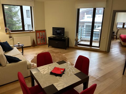 TV and multimedia, Living room, Seating area, Dining area