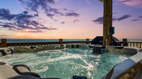 Shenanigans! Beachfront & HotTub House in Bolivar Peninsula