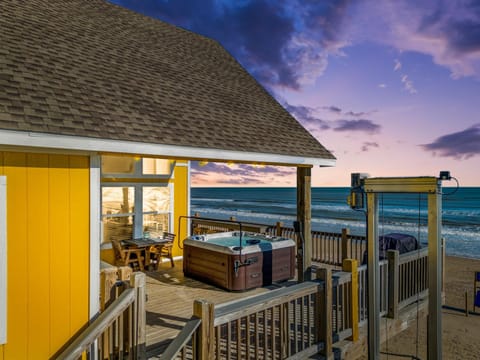 Shenanigans! Beachfront & HotTub House in Bolivar Peninsula