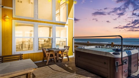 Shenanigans! Beachfront & HotTub House in Bolivar Peninsula