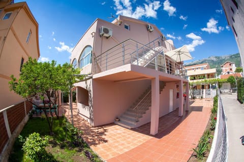 Facade/entrance, Spring, Day, Garden, On site, Area and facilities