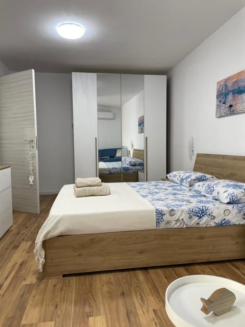 Bed, Photo of the whole room, towels, wardrobe