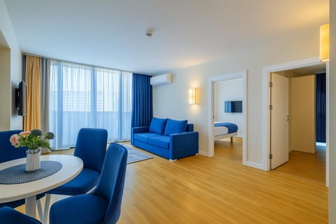 TV and multimedia, Living room, Seating area, air conditioner