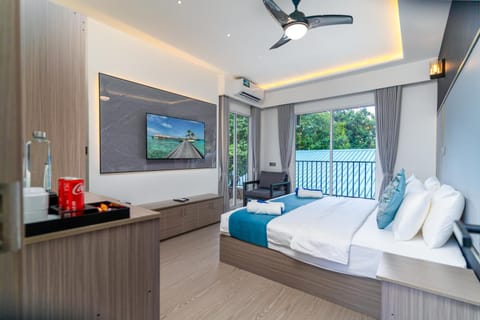 Bed, TV and multimedia, Photo of the whole room, Seating area, Bedroom, towels