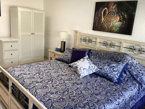 Decorative detail, Bedroom, storage, wardrobe