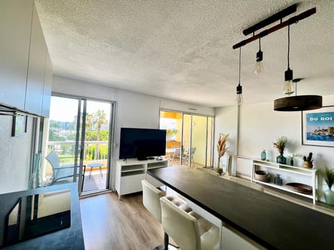 TV and multimedia, View (from property/room), Balcony/Terrace, Living room, Seating area, kitchen
