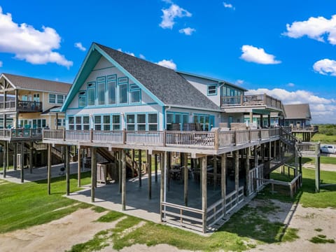 Walk to Sea! Spacious Beachfront w 7BR! Sleeps 28! House in Bolivar Peninsula