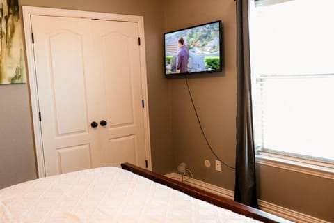 Luxury 4br home, 2 king,1 queen, 3bed, 4tv House in Wichita Falls