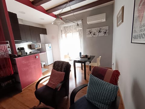 Kitchen or kitchenette, Living room, Seating area, Dining area, oven, stove