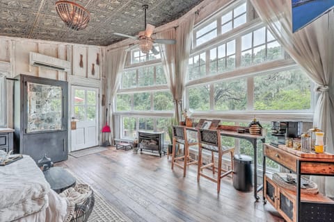 The Raven Treehouse Apartment in Wadmalaw Island