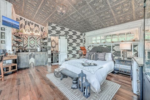 The Raven Treehouse Apartment in Wadmalaw Island