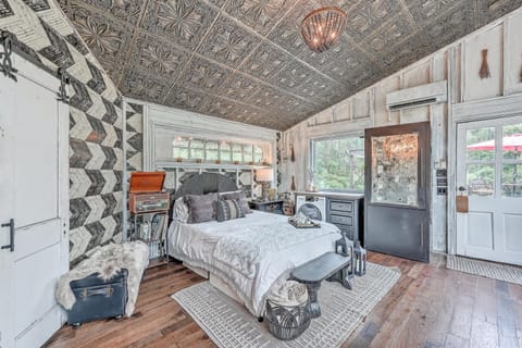 The Raven Treehouse Apartment in Wadmalaw Island