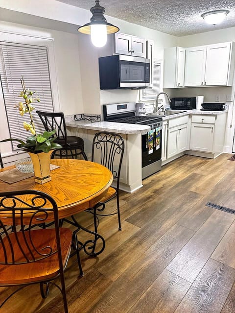 LOVELY FURNISHED HOUSE FOR rent House in Akron