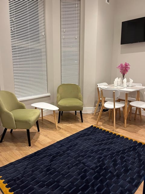 Seating area, Dining area