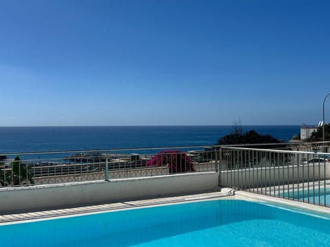 Property building, Restaurant/places to eat, Natural landscape, Balcony/Terrace, Beach, Pool view, Sea view, Swimming pool, Parking, sunbed