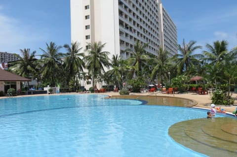 Property building, Day, Swimming pool
